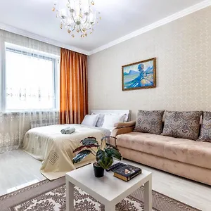 возле шатыра и байтерека Астана
